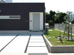 新築外構 オシャレなシンプルアプローチと駐車場新築外構 オシャレなシンプルアプローチと駐車場 エクステリア施工例がたくさん 外構 エクステリア お庭づくりの専門店タケゾーファーム 出雲市 松江市 雲南市 大田市 玄関アプローチ タイル 玄関アプローチ