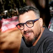 Morre Darlan Guimarães, dono da rede Pão Dourado O empresário Darlan  Guimarães Viana Costa, 55 anos, proprietário da rede de panificadoras Pão  Dourado, que nasceu no Guará, morreu na noite desta sexta-feira,