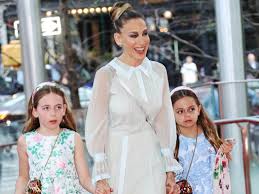 Sarah jessica parker was born march 25, 1965, in nelsonville, ohio, to barbra forste (née keck), a teacher who ran a nursery school, and stephen parker, a journalist. Sarah Jessica Parker In Ganz Besonderer Begleitung In New York City Vogue Germany