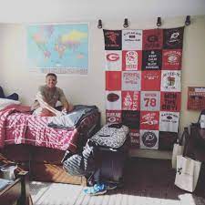 We've rounded up 50 dorm room ideas to help you outfit your new digs and get you settled into college life. How To Decorate A Guy S Dorm Room 23 Simple And Easy Ideas For 2021