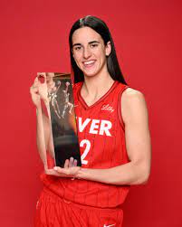 the first look at Caitlin Clark with her 2024 WNBA Rookie of the Year  trophy 🏆