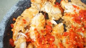 Panaskan minyak,goreng bawang putih sampai keku ningan masukan daun bawang aduk cepat masukan air kira2 500ml bisa ditambah nanti bila kekentalan masak sampai mendidih,masukan. Resep Ayam Geprek Sambal Bawang Makan Di Cobek Kompasiana Com