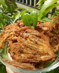 Ikan goreng is an indonesian and malaysian dish, consisting of deep fried fish or other forms of seafood. Ikan Bilis Goreng Tepung Bahan Resep Masakan Harian Facebook