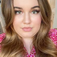 Buon giorno a tutte..ho acquistato questo vestito per una cerimonia. La  parte alta è ornata di perline e micro brillantini..Già misurando mi sono  accorta che ne perde un sacco..Volevo dargli una rinfrescata