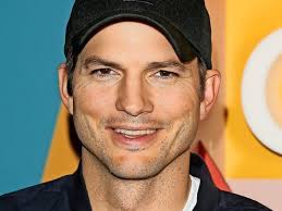 Ashton kutcher is a renowned actor, model and producer. Ashton Kutcher Bricht Sich Den Zeh Und Mila Kunis Findet Es Sexy