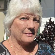 How to care for a succulent arrangement without drainage holes?