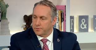 Director del ICE anuncia su retiro antes de las elecciones presidenciales  en EE.UU.