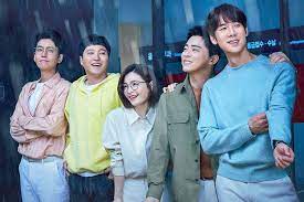 Dalam poster baru tersebut terlihat, lima pemeran utama yang telah. Hospital Playlist Squad Enjoys A Small Break Together Amidst Their Hectic Lives In New Poster For Season 2 Soompi