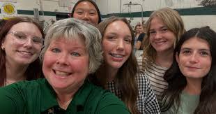 LCMHS students followed the yellow brick road and showed up in their best  "Wizard of Oz/Emerald green" outfits today for Homecoming Week.