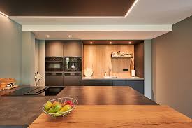 Wandlampen, die an der spiegelwand befestigt sind. Plameco Beleuchtung Plameco Spanndecken