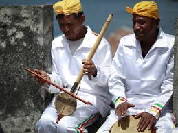 Kamu bisa memainkan alat musik rebab dengan digesek seperti biola. Uniknya Arababu Dalam Lantunan Musik Tradisional Ternate Indonesia Kaya