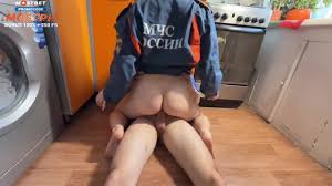 Я вызвала спасателя и отблагодарила его горячим сексом, который закончился  на моем лице за то, что он спас меня от похоти