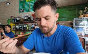 Khách Mỹ ăn 1 món đặc sản Việt ngon nhất châu Á, miếng đầu đã choáng