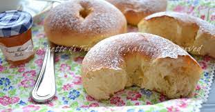 Per dolci per la colazione si intendono tutte quelle preparazioni semplici e sostanziose, ideali da esser consumate al risveglio per fare il carico di energie che vi consentono di affrontare la vostra giornata al meglio e con il giusto apporto nutritivo. Dolci Da Colazione Senza Burro