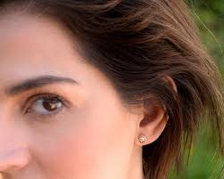 Piercing al naso a forma di fiore, Piercing a forma di fiore, Piercing al  naso in