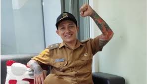 Cerita erika carlina pertama kali buat tato ikan. Kepala Desa Viral Karena Bertubuh Tato Bak Anggota Yakuza Uss Feed
