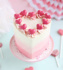 Grußkarte mit durchbrochenem rand, deckchen aus papier unter der torte, schnittschablone in herzform, valentinskarte, hochzeitseinladung, zierteller mit laserschnitt, vektorillustrationen. Valentins Herz Mit Himbeerfullung Backfeevi