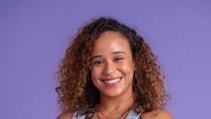 Mari Oliveira interpreta Adriana jovem em Elas por Elas