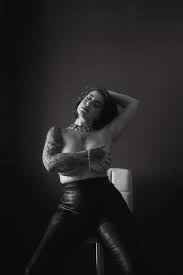 Robyn Wilde ❤️ Curvy Blue Eyed Female Entertainer in Chicago | Slixa