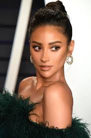 Last night at Vanity Fair 's Oscar party! First picture courtesy of my  split personality and perfectly timed shadow lighting! 😂✨💚