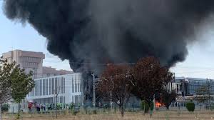 Yangın esnasında alevlerina rasında kalan 1'i ağır 3 kişinin yaralandığı bildirildi. 8uzljz Noxs9wm