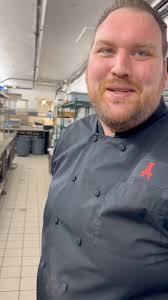 Derrière les assiettes, des cuisiniers. , Chef @a.becherraz nous a fait  visiter ses cuisines., Savais-tu que l’Auberge St-Gabriel a été construite  à Montréal en 1688? , Le 4 mars 1754, ce fut le ...