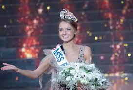 Elle faisait partie des favorites, mais elle n'a pu contenir son émotion quand clémence botino, miss france 2020. Miss France 2021 Is Miss Normandie Amandine Petit
