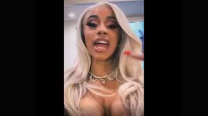 Cardi B cantó con un peligroso escote (VIDEO)