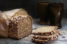 Chi mi conosce sa che sono amante del pane nero, tipo quello tedesco, compatto, con i semi, dal sapore pieno e ricco di fibre. Pane Di Segale Cure Naturali It