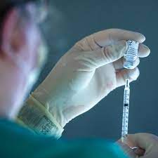 Both approved vaccines require two shots spaced about a month apart. La Vacuna De Johnson Johnson Vs Las De Pfizer Y Moderna The New York Times