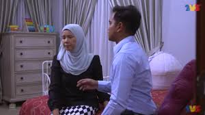 Kamariah terpaksa merahsiakan yang dia menjadi mangsa deraan murad kerana kamariah sentiasa bimbang murad akan membunuh anaknya. Telemovie Review Derita Pia Farhana Jafri