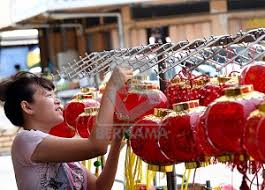 Aktiviti malam sebelum tahun baru cina.bermain mercun.menurut kepercayaan kaum cina, bunyi mercun yang kuat boleh. Bernama Sambutan Tahun Baru Cina Penuh Makna