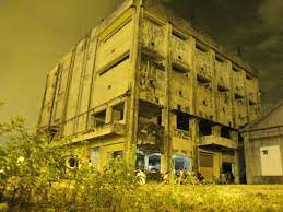 樂任目 南港瓶蓋工廠廢墟 painting building old school