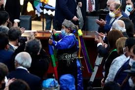 Elisa loncón, reconocida académica, lingüista y defensora de los pueblos indígenas que pertenece al pueblo mapuche, se convirtió este domingo en presidenta de la convención constitucional de chile. Yozkjcyf8fnxpm