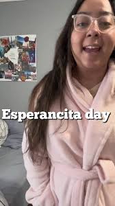 Muchacha moribunda limpia su cuarto con música de videojuego de fondo  😱#cleantok #asmr #fyp