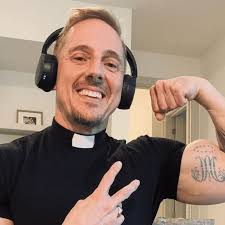 Ethan Alexander, il prete gay, palestrato e tatuato diventato virale su  Instagram (VIDEO)