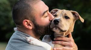 El hombre de Virginia que adoptó un perro tras dejar un pedido en un  refugio