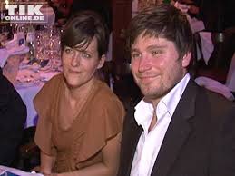 Sarah kuttner tutorial kühlschrank abtauen supereasy und fun. Sarah Kuttner Mit Ihrem Begleiter Bei Der Verleihung Der Goldenen Erbse Tikonline De