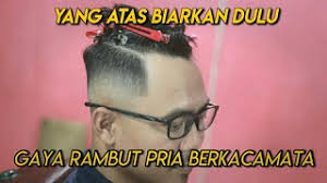 Langsung saja kita cek seperti apa model rambut pria yang sekarang masih hits di tahun 2019. Cukur Rambut Pria Top Knot Man Bun Dengan Mid Fade Youtube