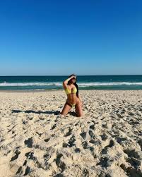 Tainá Costa posa com peça fininha e empolga com zoom