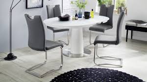 Pour savoir combien de chaises installer autour d'une table ronde, commencez déjà par en connaître la. Table A Manger Ronde A Rallonge Laquee Blanc Mat Kapil Gdegdesign
