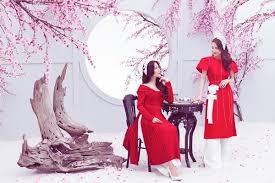 Loại áo dài này ban đầu bị các bậc trí thức phản đối bộ áo dài lấy cảm hứng từ rồng phương đông, với các họa tiết thổ cẩm đặc trưng của dân tộc. Nha PhÆ°Æ¡ng Diá»…m My 9x Máº·c Ao Dai Váº«n Gá»£i Cáº£m Ráº¡ng Ngá»i Ä'on Táº¿t