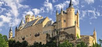«castillo alcazar» totalise 120 chambres dont 8 suites. Alcazar De Segovia El Castillo De Cuento De Hadas Beautiful Castles Famous Castles Segovia
