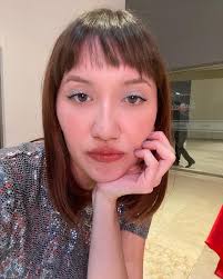 Amy Valeria's Instagram, Twitter & Facebook