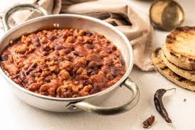 1 kg salsicce, 2 barattoli di conserve di pelati, 100 grammi di pancetta dolce, mezza tazzina di vino bianco, 1 cipolla piccola, 4 barattoli di fagioli rossi rigati, q. Fagioli Alla Messicana La Ricetta Dissapore