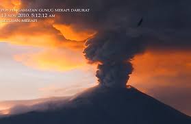 Bentuk gunung api yang terbentuk adalah gunung api …. Gunung Merapi Memiliki Tipe Letusan Efusif Dan Eksplosif Ini Perbedaan Keduanya Semua Halaman Bobo