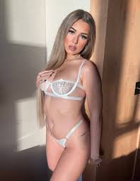 Samantra (Instagram) - Free nude pics, galleries & more at Babepedia