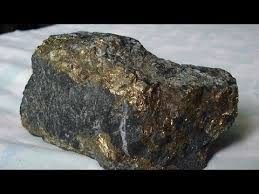 Ciri ciri tanah yang mengandung emas dan proses pengambilannya.tanah atau gunung yang mengandung emas sering ditemukan pendaratan pinggir sungai yang datar d. Ciri Ciri Batu Mengandung Emas Gold Ore Mining Gold Stone Buscket Gold Youtube