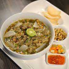 Sajikan soto lobak didalam mangkuk saji, dengan taburan daun bawang, seledri, dan kacang kedelai. Resep Soto Bandung Cara Membuatnya Yang Gurih Bikin Nagih