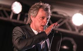 E a d g b e. Livin On A Prayer Jon Bon Jovi Unterstutzt Massen Gesangseinlage In Chicago